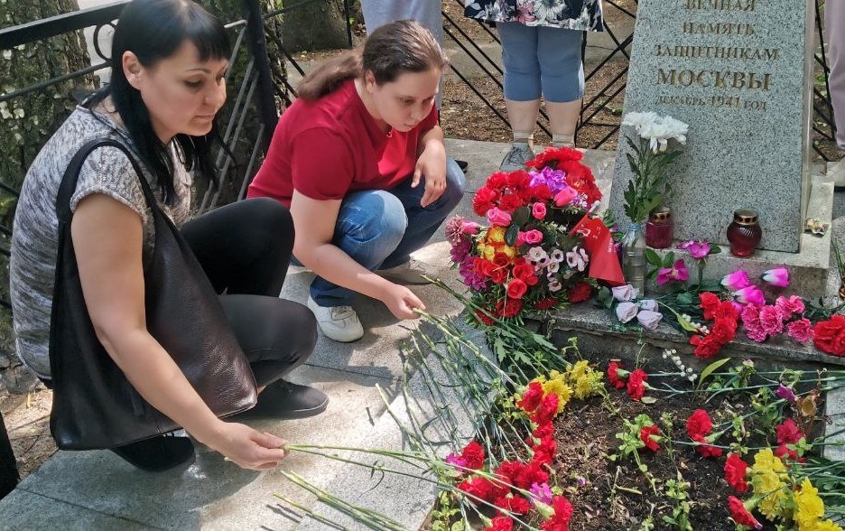 Сотрудники и подопечные РЦдИ &laquo;Ремесла&raquo; посетили воинское захоронение.jpg