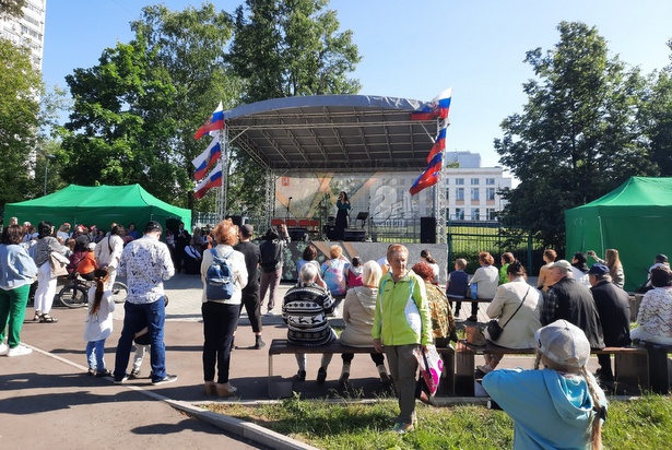 В День России в Озеропарке состоялся яркий праздничный концерт.jpeg