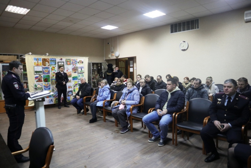Представители Общественного совета при УВД посетили отчеты участковых перед жителями Зеленограда.jpg