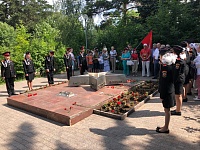 21 июня у братской могилы в 10 микрорайоне состоялась торжественная линейка