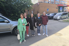 Глава управы Гусева Наталия Юрьевна провела еженедельный обход территории вокруг корпусов 1133, 1134, 1135 и 1136