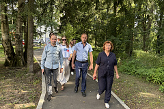 Вчера глава управы Гусева Наталия Юрьевна провела еженедельный обход территории вокруг корпусов 1113, 1114, 1116, 1117, 1118