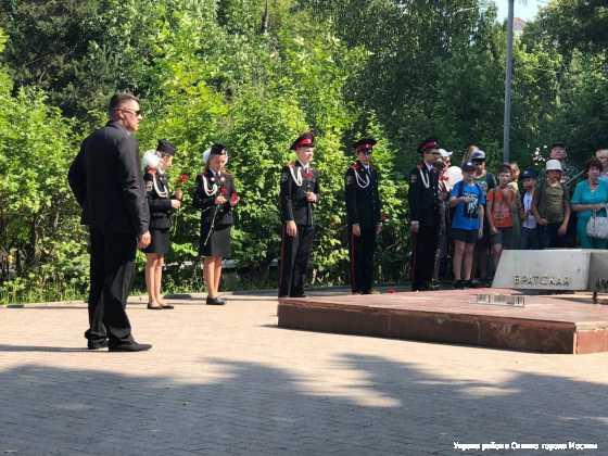 21 июня у братской могилы в 10 микрорайоне состоялась торжественная линейка