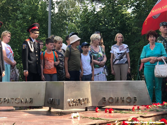 21 июня у братской могилы в 10 микрорайоне состоялась торжественная линейка