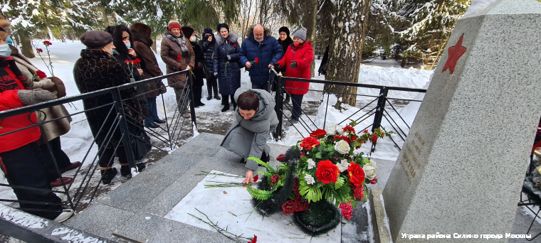 20 февраля на братских захоронениях в 10 и 11 микрорайонах прошло торжественное мероприятие по возложению цветов в память о погибших в Великой Отечественной войне